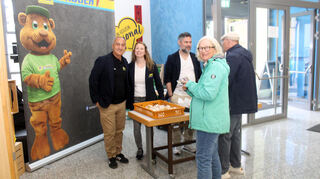 Auch Edeka Embach ist präsent mit Prokurist Antonino Di Salvo (l.) und seinem Team. Die Besucher können am Stand kleine Leckereien probieren.