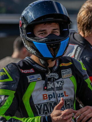 Das Grinsen im Gesicht nach dem erfolgreichen Rennen lässt sich selbst unter dem Helm erahnen.