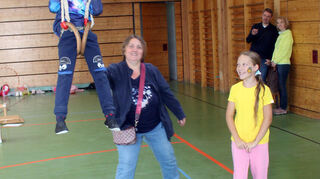 Mama Katja Marquard mit ihren Kindern Emanuel und Victoria.