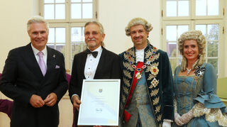 OB Matthias Steffan (v.l.) überreicht Nikolaus Friedrich die Carl-Theodor-Medaille der Stadt Schwetzingen, daneben Churfürst Carl Theodor (Rene Kolb) und Churfürstin Elisabeth Auguste (Franziska Schulz).
