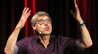 Der Kabarettist, Moderator und Autor Christoph Sieber hält in der Festhalle Brühl ein flammendes Plädoyer für Freiheit und Demokratie.