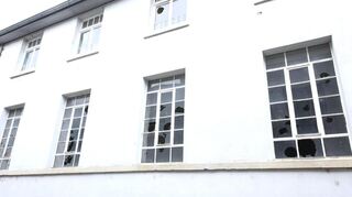 Die Fenster des Rothackersches Haus wurden an der Ecke Wildemannstraße hin zur Invalidengasse eingeworfen.