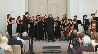 Das Ensemble "Bella Musica" (Universität Mozarteum Salzburg) unter der Leitung von Stefan David Hummel bei seinem Auftritt im Mozartsaal von Schloss Schwetzingen.