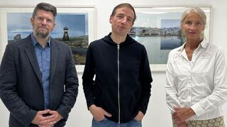 Tobias Schneider, Klinikleiter GRN-Klinik Schwetzingen (v.l.), Oliver Metzer, Architekt und Fotograf sowie Dr. Annette Maleika, Chefärztin für Gynäkologie und Geburtshilfe der GRN-Klinik Schwetzingen bei der Ausstellungseröffnung.