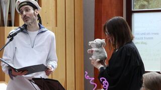 „Leichtmatrose" Pfarrer Marcel Demal sowie Pfarrerin Melanie Börnig und die Kirchenmaus „Konni“ sorgen für besondere Momente beim Gottesdienst zum evangelischen Gemeindefest in Brühl.