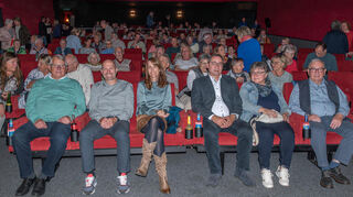 Die Reihen füllen sich bis auf den letzten Platz. In der ersten Reihe: Dieter Rey (v. l.), Bürgermeister Timo und Katja Wangler, Altbürgermeister Jürgen und Claudia Kappenstein sowie Herbert Burkhard.
