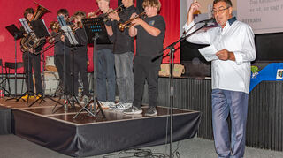 Ketscher Blechbuben: (v.l.) Leonard Diehm, Eike Janson, Johannes Sommer, Birk Janson, Oskar Gienow und Sören Scholz. Nicht zu sehen Drummer Jonathan Janson. Sie begleiten Ulrich Hönig bei der Ketscher Hymne „Ketscher Schlippl“