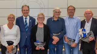 Nach der Ausstellungseröffnung dankten die Weixdorfer Fotografen um Christian Scholz (r.) und Birgit Petrasek (3. v. l.) für die Brühler Gastfreundschaft und bekamen von Bürgermeister Dr. Ralf Göck (4. v. l.) ebenfalls kleine Erinnerungen an Brühl.
