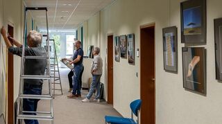 In den Brühler Rathausgänge positionieren die Weixdorfer Gäste ihre Bilder eigenhändig und sehr akribisch.