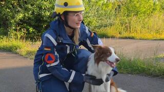 Frauchen und Hund arbeiten zusammen.