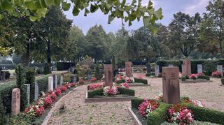 Das gärtnergepflegte Grabfeld auf dem Brühler Friedhof ist derart gut angenommen, dass nun ein zweites in unmittelbarer Nähe auf der anderen Seite der Aussegnungshalle entstehen soll.