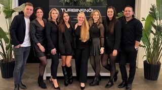 Stellen „Turbinenöl“ aus Reilingen vor: Unternehmer Timo Stibitz (v. l.) mit seiner Frau Nina sowie dem Team mit Nicole Ehemann, Anna-Lena Schwager, Louisa Kunz, Sabine Geier, Marie Münnich und Eric Schroth.
