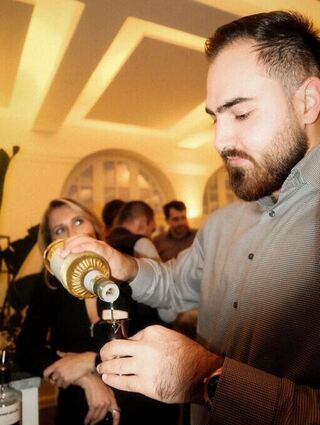 Barmeister Sezai Uzun hat alles im Griff: Er hat „Turbinenöl“ in trendige Cocktails verwandelt.