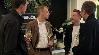 Unternehmer Timo Stibitz (3. v. l.) unterhält sich mit Gästen des Launch-Events.