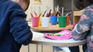 Die Stadt Schwetzingen will die Elternbeiträge im städtischen Kindergarten „Spatzennest“ ab dem 1. Januar 2026 um zehn Prozent erhöhen. Der Gemeinderat entscheidet am Mittwochabend über eine entsprechende Beschlussvorlage. Die Mehrheit der CDU-Fraktion will dagegenstimmen.