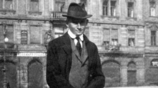 Eine historische Aufnahme zeigt den Schriftsteller Franz Kafka in der Altstadt von Prag (Aufnahme um 1920).