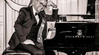 Der Pianist Claude Schmidt spielt im Wechsel mit Lower Vestry in der katholischen Kirche.