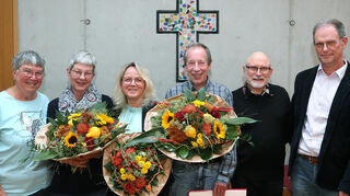 Beim Mitarbeiterfest der kirchlichen Sozialstation Hockenheim ehren Esther Kraus (l.) und Micha Böbel (r.) Gabi Laubscher (2.v.l.), Silke Haupt, Robert Schaufler und Michael Knoth für ihre langjährigen Dienste.