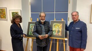 Künstler Ernst Kaeshammer (M.) mit den Veranstaltern Marianne Nagel-Treiber und Wolfgang Treiber.