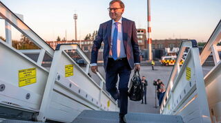 Viel unterwegs: Johann Wadephul besteigt das Flugzeug nach Polen, nachdem er zuvor zweimal nach New York geflogen ist.