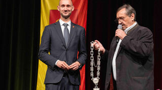 Eppelheims Bürgermeister Matthias Kutsch die Amtskette, überreicht von seinem Stellvertreter Linus Wiegand.