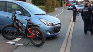 In Heidelberg ist es am Dienstagnachmittag zu einem Unfall zwischen einem Auto und einem manipulierten E-Bike gekommen.