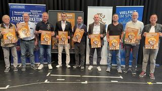Sie rühren die Werbetrommel für den Schwetzinger Herbst: Gerhard Rummel (Inklusionsbeirat, v. l.), Jürgen Pfau (Budo-Club), Jochen Wiegand (Städtepartnerschaften), Oliver Engert (Stadtmarketing), Simon Abraham, Jens Rückert (beide IG Vereine), Markus Liu-Wallenwein (Stadtverwaltung), Grafiker Klaus-Peter Deimann und Musiker Athi Sananikone.