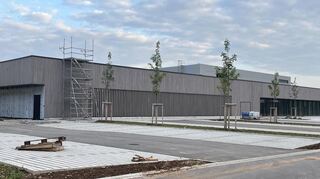 Die Bauzäune sind weg, der Außenbereich der neuen Halle ist fertig. Der Gemeinderat hat sich nun auch auf einen Namen geeinigt: „Plarena“.