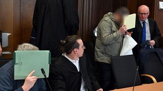 Allein in der Wohnung eines der Männer wurden laut Anklage rund 75.000 kinderpornografische Bilddateien gefunden.