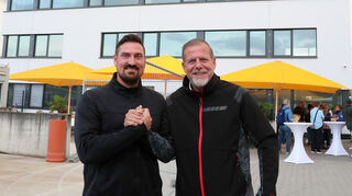 Bauhofleiter Paul Stumpf (l.) und OB Marcus Zeitler feiern die Einweihung des neuen Bauhofgebäudes.