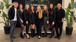 Stellen „Turbinenöl“ aus Reilingen vor: Unternehmer Timo Stibitz (v. l.) mit seiner Frau Nina sowie dem Team mit Nicole Ehemann, Anna-Lena Schwager, Louisa Kunz, Sabine Geier, Marie Münnich und Eric Schroth.