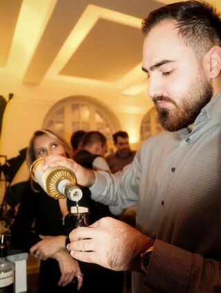 Barmeister Sezai Uzun hat alles im Griff: Er hat „Turbinenöl“ in trendige Cocktails verwandelt.
