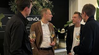 Unternehmer Timo Stibitz (3. v. l.) unterhält sich mit Gästen des Launch-Events.