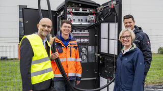 Die Verkehrsbetriebe Speyer errichten in der Heinkelstrasse mit einem Investitionsvolumen von 6,2 Millionen Euro einen Elektrobus-Ladepark mit 16 Ladesäulen und 32 Ladepunkten. DB Regio Bus-Geschäftsführer Gudio Verhoefen (v.l.) Mathias Reinhart von den Stadtwerken, OB Stefanie Seiler und der SWS-Geschäftsführer Georg Weyrich stellen die Anlage vor.