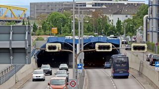 Einer der Unfälle ereignete sich kurz nach Verlassen des Fahrlachtunnels in Mannheim.