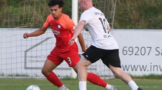 Der Eppelheimer Goalgetter Dennis Geißelmann (r.) trifft mit dem ASV auf St. Leon.