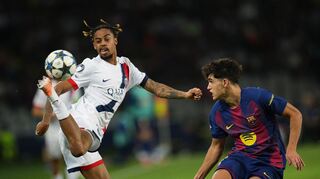Artistisch: Bradley Barcola gewinnt mit Paris Saint-Germain verdient beim FC Barcelona.