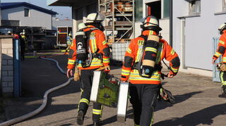 Die Feuerwehr ist am Donnerstagmorgen zu einem Garagenbrand in Ketsch gerufen worden.