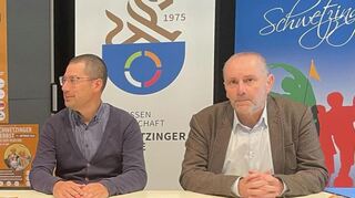 Die beiden Vorsitzenden der IG Schwetzinger Vereine, Simon Abraham (l.) und Jens Rückert, freuen sich über den Zuschuss der Stadt.