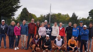 Die Teilnehmer des kleinen Mixed-Turniers, das der TC Blau-Weiß Schwetzingen zum Abschluss der Freiluftsaison veranstaltete.