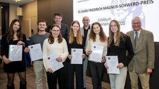 Der Lions Club Speyer übergibt den Friedrich-Magnus-Schwerd-Preis an Samira Larbi (v.l.), Rafael Dietrich, Franziska Nesemann, Charlotte Michaelis, Smilla Röhlke und Mira Sigges. Im Hintergrund sind Dr. Günter Kirchberg, Holger Grimm und Prof. Jan Graevenstein zu sehen.