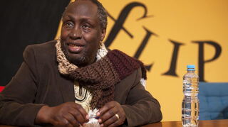 Das Werk des kenianischen Schriftstellers Ngugi wa Thiong'o (1938 - 2025) thematisiert Manfred Loimeier in seinem Buch ebenfalls.