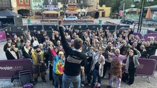 Motivationsrede vor der letzten Probe: Marketingleiter Jan-Philipp Reinisch (im Vordergrund) schwört die Erschrecker auf die bevorstehenden „Fright Nights“ ein.