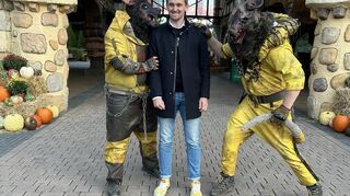 Popsaland-Marketingleiter Jan-Philipp Reinisch mit zwei Darstellern aus dem Horror-Haus „Mad Rat“.