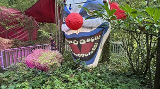 Zu den Fright Nights ist im ganzen Park entsprechend gruselige Deko verteilt. Hier lacht ein übergroßer Horror-Clown den Gästen ins Gesicht.