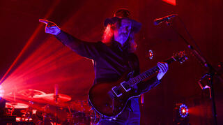 Frontmann Mikael Åkerfeldt bietet mit Opeth im Rosengarten eine eindrucksvolle Show.