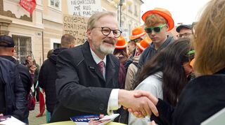 Der tschechische Regierungschef Petr Fiala wirbt bei einem Wahlkampfauftritt in der Unesco-Welterbestadt Kutna Hora, rund 60 Kilometer östlich von Prag, um Stimmen. (Archivbild)