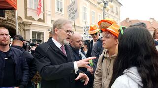 Der tschechische Regierungschef Petr Fiala wirbt bei einem Wahlkampfauftritt in der Unesco-Welterbestadt Kutna Hora, rund 60 Kilometer östlich von Prag, um Stimmen. (Archivbild)