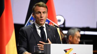 Präsident Macron schlägt in seiner Rede einen weiten Bogen.