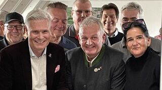 Matthias Steffan (v. l.), Klaus Scherm und Ordnungsamtsleiterin Yvonn Rogowski weihen den Raum offiziell ein.